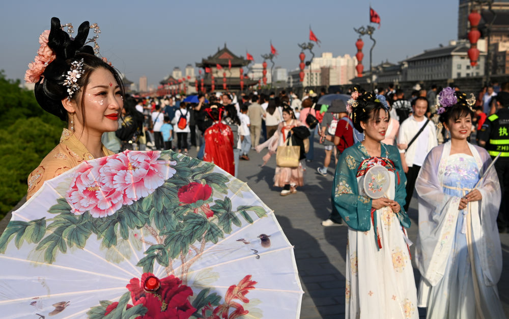 游客在西安城墙景区参观游览。（2023年4月30日摄）。新华社发（邹竞一摄）
