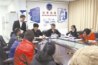  图①：法官和劳动监察保障工作人员进行现场调解。