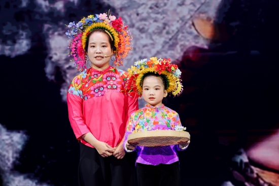 “何以中国·向海泉州”网络主题活动现场，黄丽泳为女儿簪花。