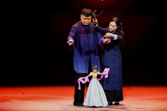 “何以中国·向海泉州”网络主题活动现场，蔡思雅和搭档表演提线木偶戏。