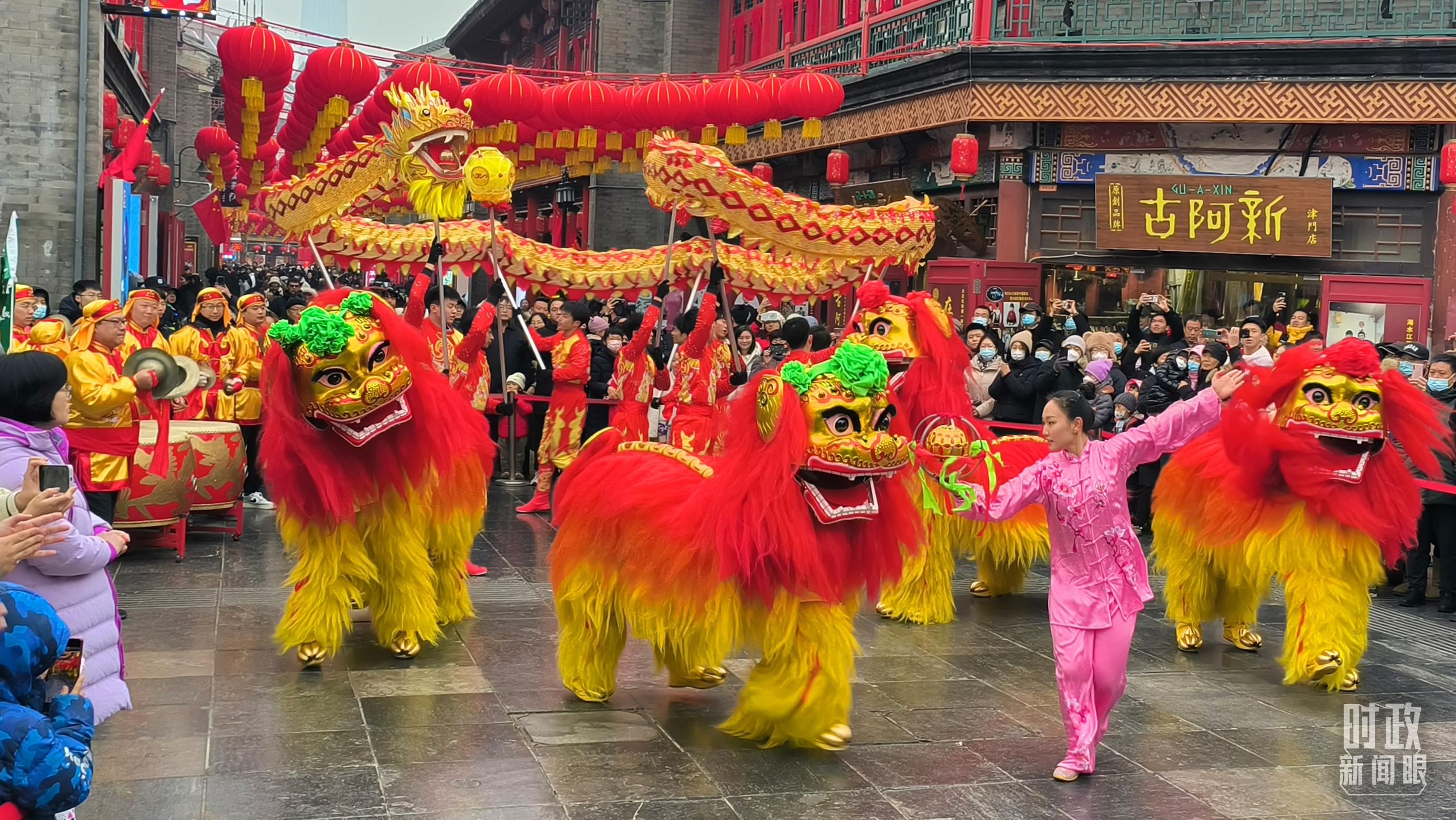△天津古文化街上的舞龙舞狮表演。（总台记者孙文啸拍摄）