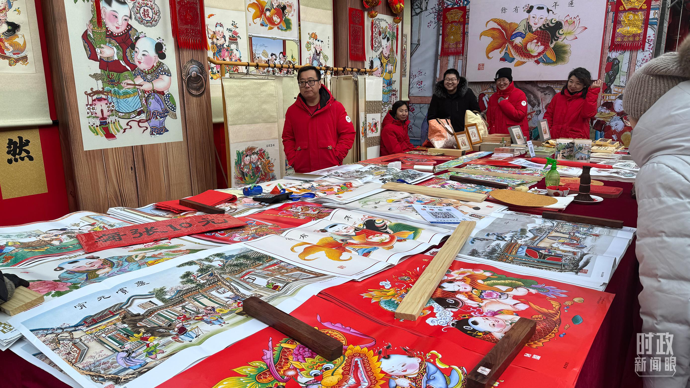 △市民们正在天津古文化街选购年画。（总台央视记者黎兵拍摄）