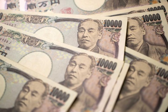 这是2022年4月20日在日本东京拍摄的日元纸币。新华社记者张笑宇摄