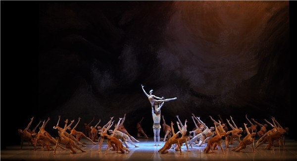 1月30日晚，中央芭蕾舞团在迪拜歌剧院上演《芭蕾精品晚会》，图为剧照。中央芭蕾舞团供图
