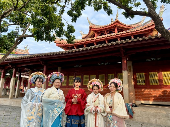 泰国留学生头戴蟳埔簪花围在开元寺留影。人民网记者 金慧慧摄