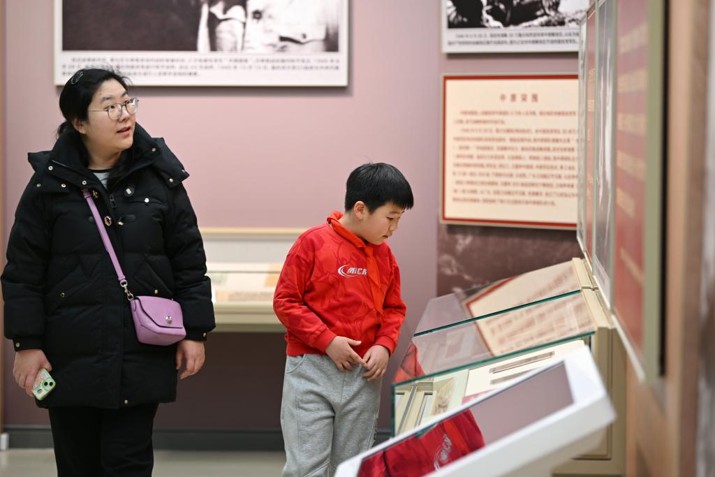 2024年1月28日，家长带着孩子在平津战役纪念馆内参观。