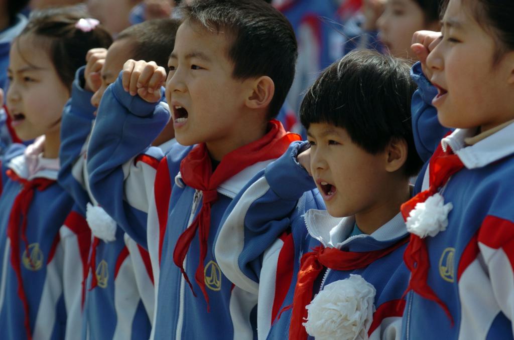 2006年4月5日，天津缘诚小学的同学们来到平津战役纪念馆祭奠英烈，表达对革命先烈的缅怀之情。