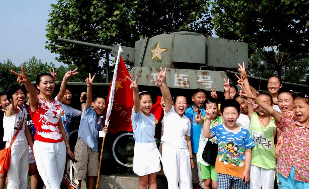 2003年7月31日，天津市红桥区跃进里小学少先队员来到平津战役纪念馆“功臣号坦克”前，开展以“扬军威做革命接班人”为主题的队日活动。“八一”建军节前夕，天津市在少先队员中广泛开展“仰望革命英烈颂我军威”等纪念活动。