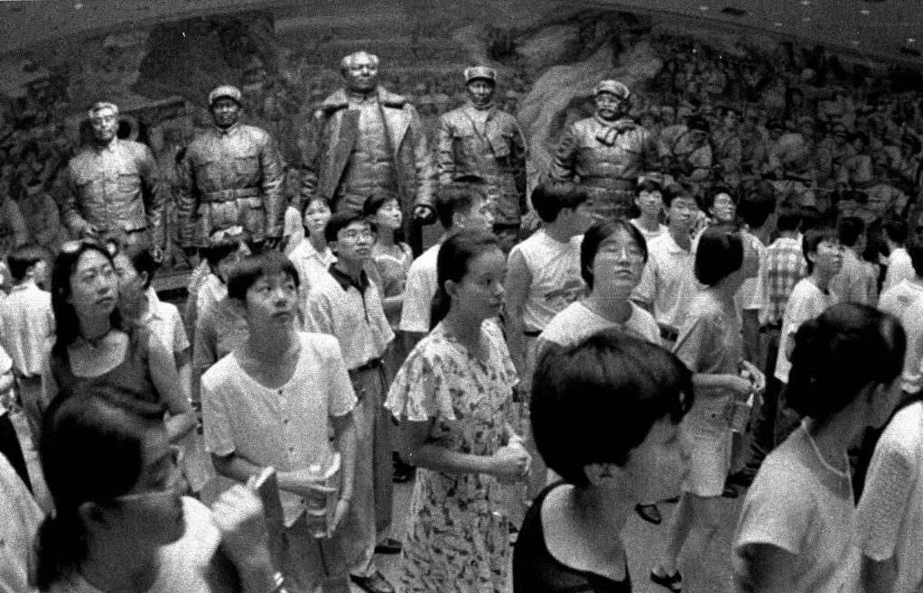 1997年8月4日，游客参观平津战役纪念馆。