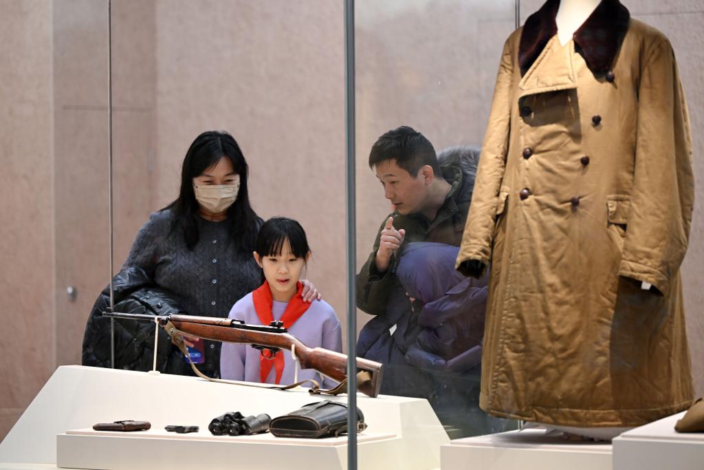 2024年1月28日，家长带着孩子在平津战役纪念馆内参观。