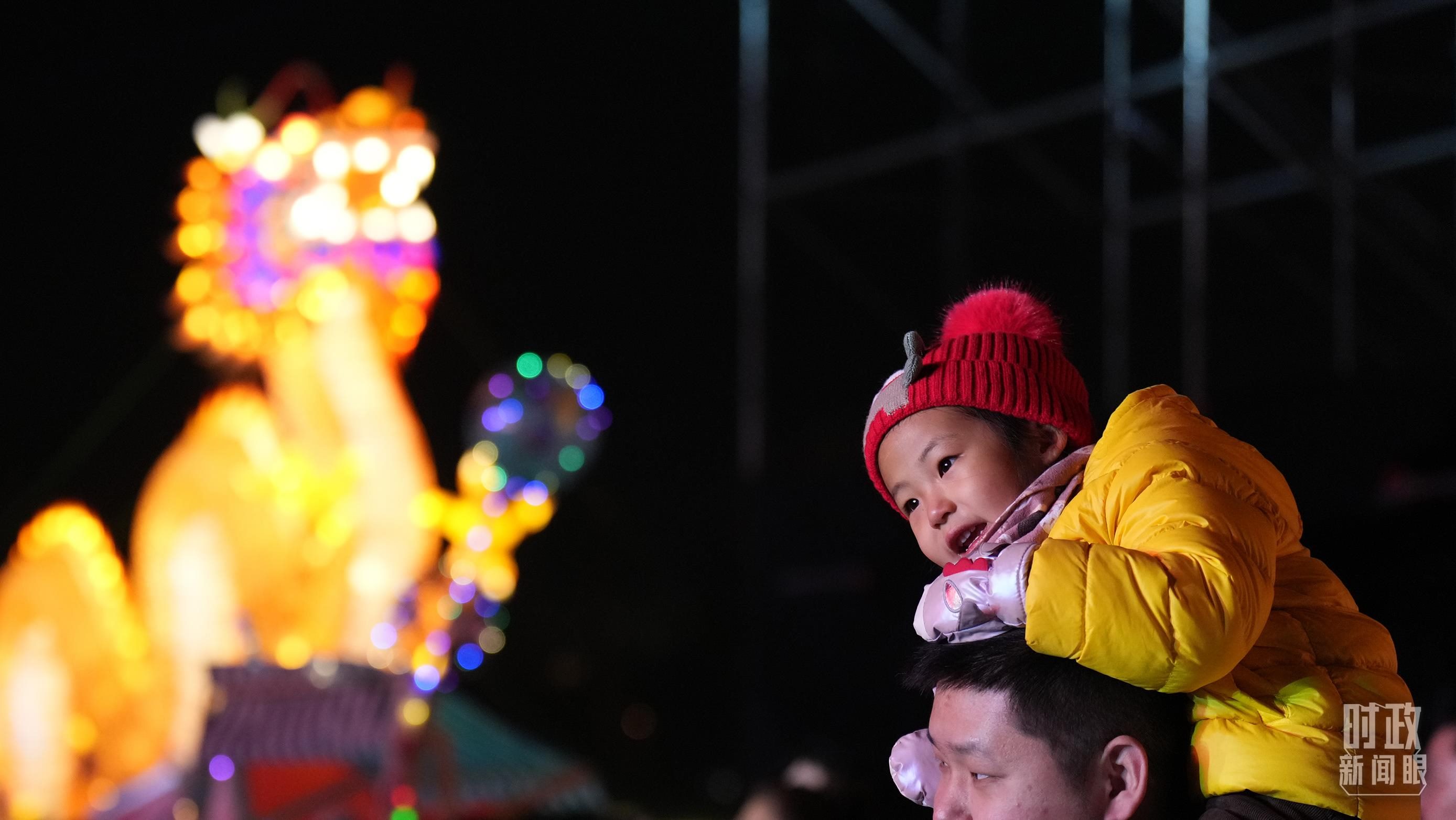 △夜幕降临，天津市民纷纷来到杨柳青镇观花灯、迎新春。（总台国广记者李晋拍摄）