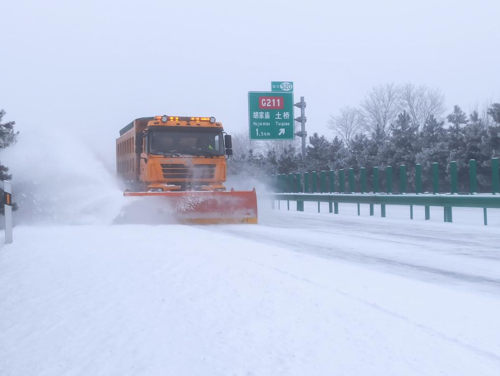 陕西交通控股集团有限公司工作人员在银百高速开展除雪作业。（受访者供图）