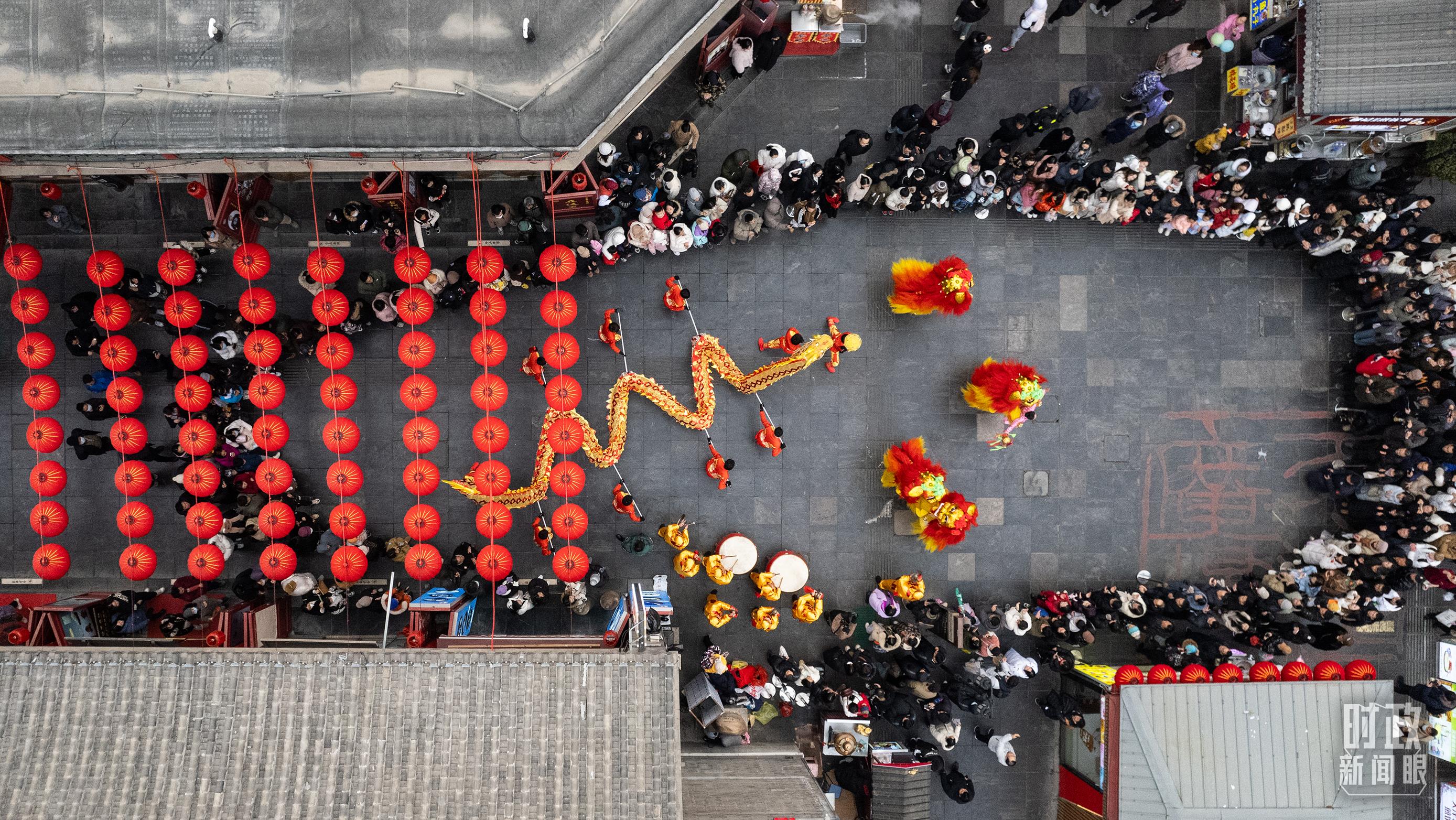 △天津古文化街上的舞龙舞狮表演，喜气腾腾。（总台国广记者李晋拍摄）