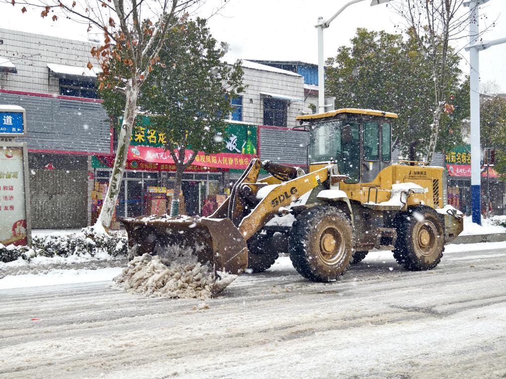 2月3日，安徽省滁州市凤阳县临淮关镇道路上，铲雪车正在作业。新华社记者 郭晨摄