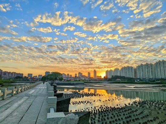 夕阳余晖下的洛阳桥（局部）。受访者供图