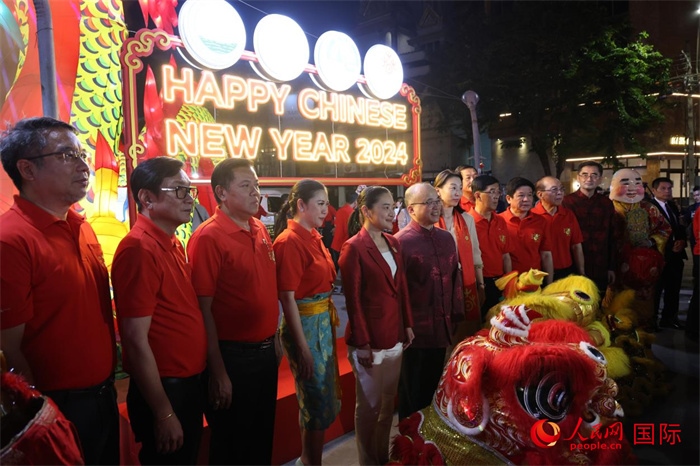 中泰嘉宾在曼谷唐人街耀华力路合影。 人民网记者 张矜若摄