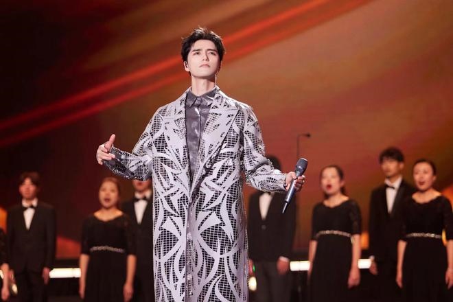 演员李建义、许魏洲和歌手等的音乐秀《有种浪漫叫中国航天》