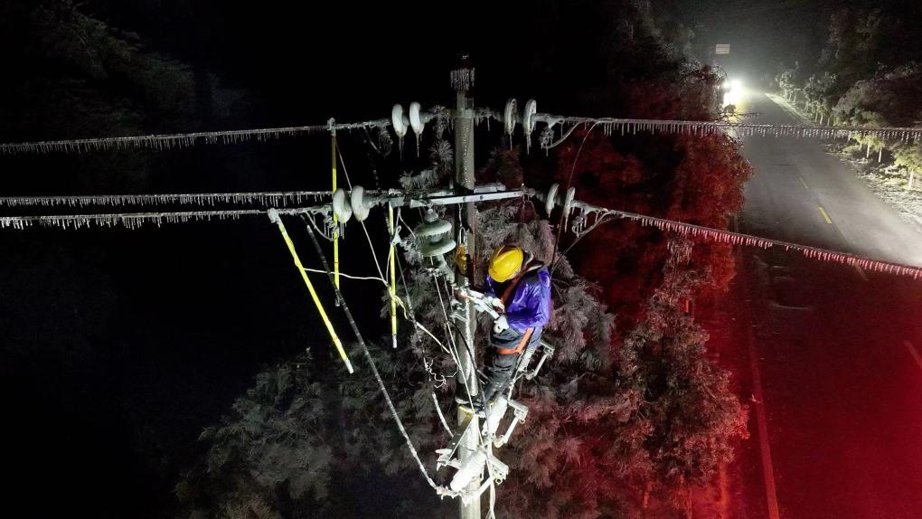2月5日，电力工人在对供电线路进行抢修。新华社发