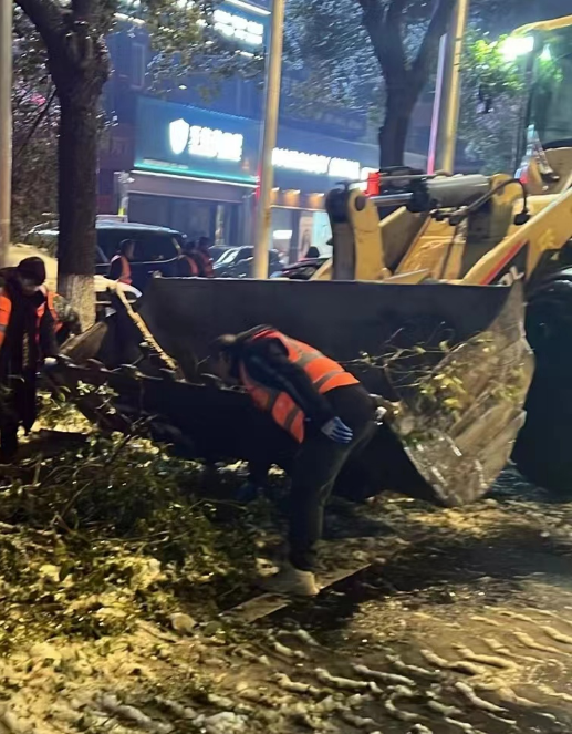 2月7日凌晨，志愿者正在街头清理障碍物。新华社记者 帅才 摄