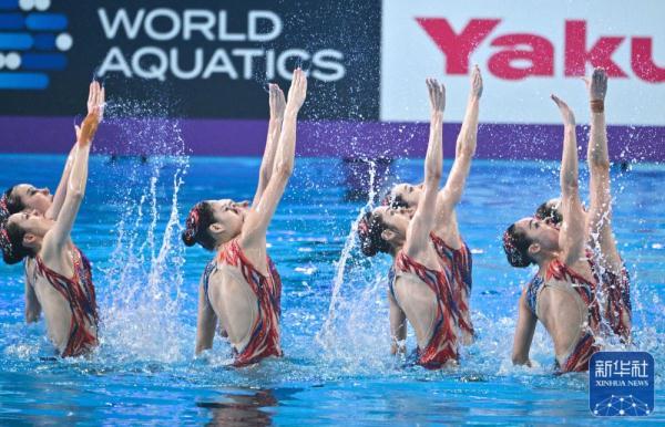2月6日，2024年世界游泳锦标赛花样游泳集体技术自选决赛在卡塔尔多哈举行，中国队以299.8712分的成绩获得冠军。图为中国队在比赛中。新华社 夏一方摄