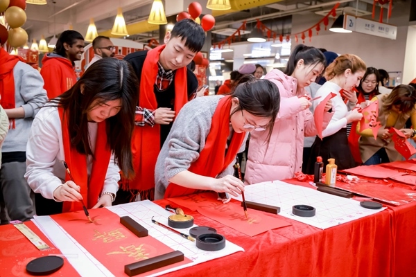 北京航空航天大学：师生一起感受浓厚新春氛围。校方供图