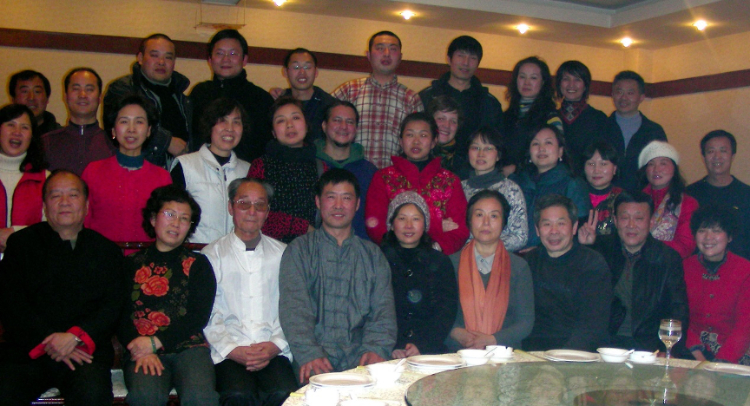 2018年，卡洛斯（二排中间）和武术学校的老师同学一起过春节。图片由受访者提供
