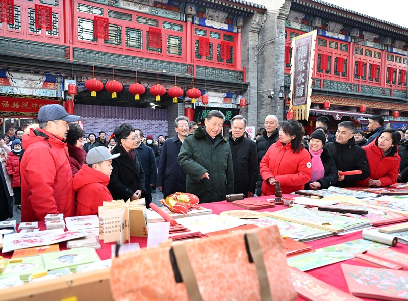 2月1日至2日，中共中央总书记、国家主席、中央军委主席习近平来到天津，看望慰问基层干部群众。这是1日下午，习近平在天津古文化街考察时，同店铺员工和现场群众互动交流。新华社记者 谢环驰 摄