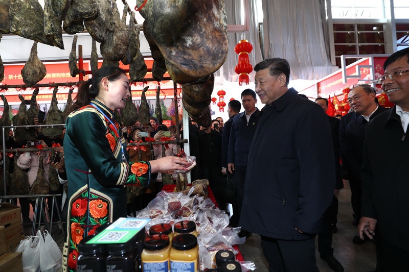 2020年1月19日至21日，中共中央总书记、国家主席、中央军委主席习近平来到云南，看望慰问各族干部群众，向全国人民致以新春祝福。这是20日下午，习近平在昆明新春购物博览会年货街，了解春节前市场供应情况。新华社记者 鞠鹏 摄