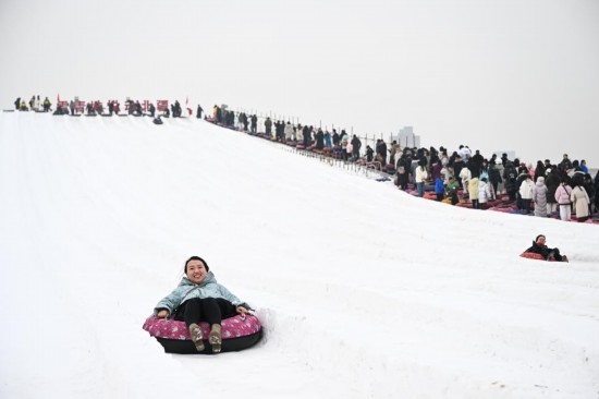 图为1月18日，市民在内蒙古赛马场滑雪圈。新华社记者 贝赫 摄