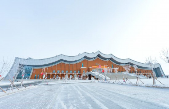 图为第十四届全国冬季运动会主场馆。新华社记者 彭源 摄