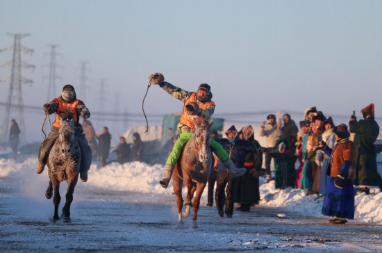 在2023年12月17日举办的内蒙古自治区第二十届冰雪那达慕上，选手在耐力赛马比赛中冲刺。新华社记者 王楷焱 摄