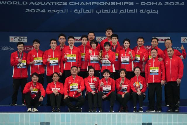 2月10日，中国队选手和教练在获得最佳跳水团队后合影。 新华社记者 薛宇舸 摄