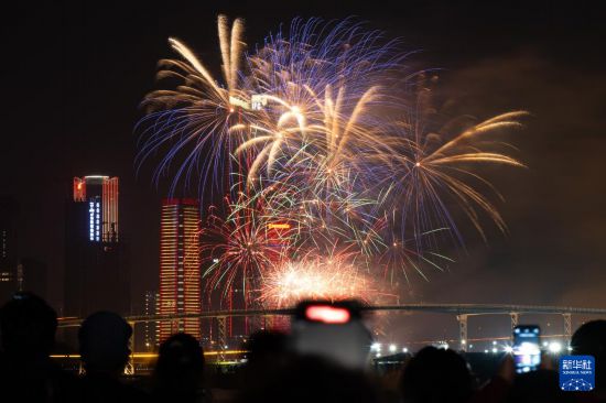 2月12日晚，“欢乐春节─龙马精神烟花汇演”在澳门旅游塔对出海面绽放。