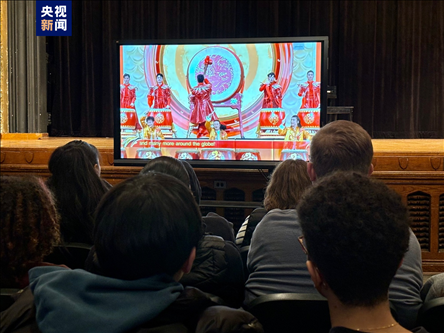 林肯中学师生观看总台龙年春晚英语版