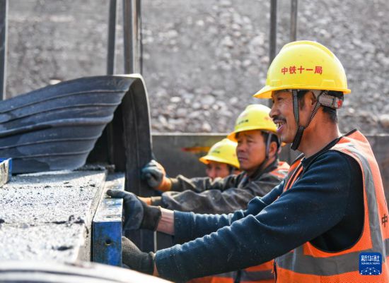 2月13日，在四川省通江县青峪口水库建设现场，中铁十一局的工人正在进行混凝土纵向围堰施工。