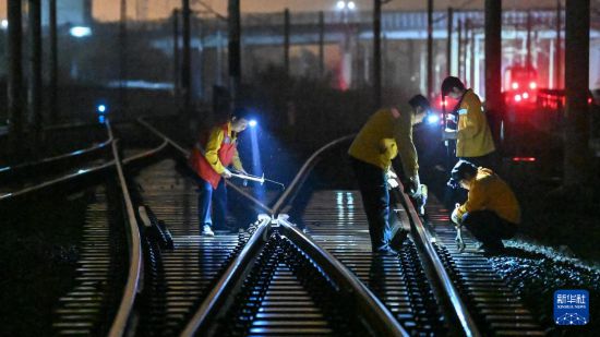 2月13日，工人在检修铁轨。