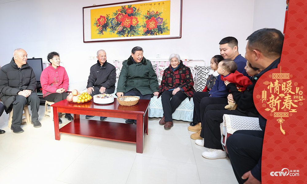 2024年2月1日，习近平总书记在天津第六埠村考察时，同村民杜洪刚一家人亲切拉家常。