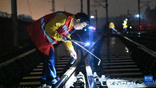 2月13日，工人在检修铁轨。