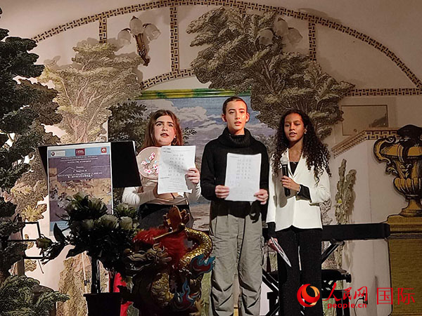 由孔子学院带来的中国古诗吟诵。人民网记者 谢亚宏摄