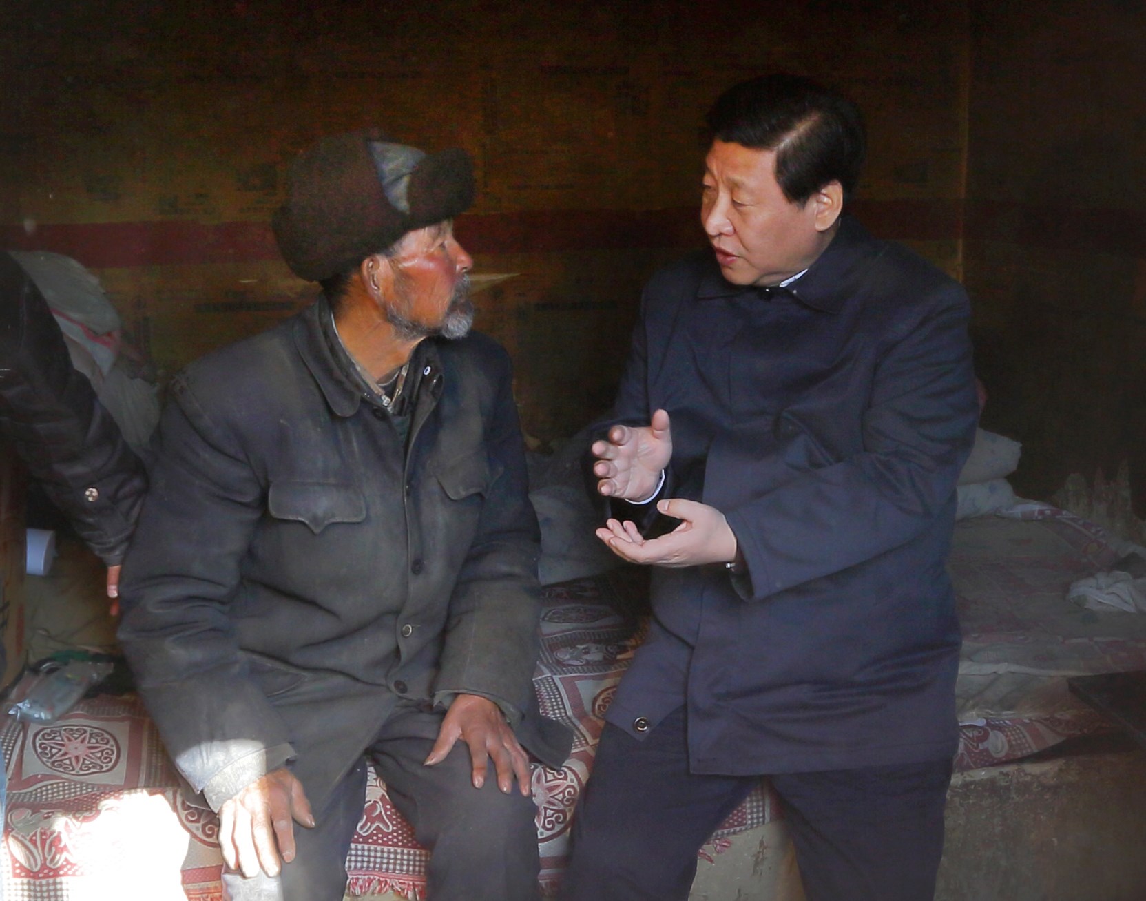 △2013年2月3日，习近平总书记来到甘肃省定西市渭源县田家河乡元古堆村看望困难群众。图为总书记和老党员马岗亲切交谈，了解生产生活情况。
