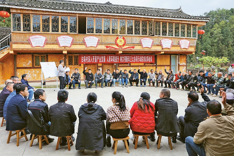 图为2023年4月6日，贵州省黔东南苗族侗族自治州施秉县白垛乡白垛村村民在讨论产业发展、人居环境提升、乡村文明建设相关事宜。 人民图片 磨桂宾/摄