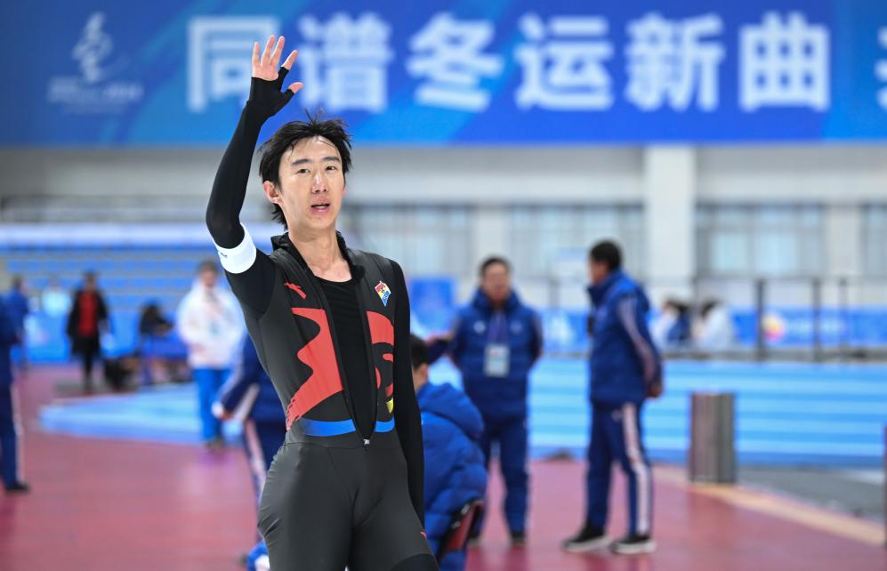 辽宁队选手吴宇在第十四届全国冬季运动会速度滑冰男子10000米A组决赛中夺冠，并打破由他本人保持的全国纪录（2024年1月14日摄）。新华社记者 连振 摄