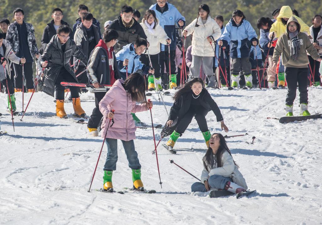 游客在重庆市南川区金佛山北坡滑雪场滑雪（2023年11月22日摄）。新华社发（瞿明斌摄）