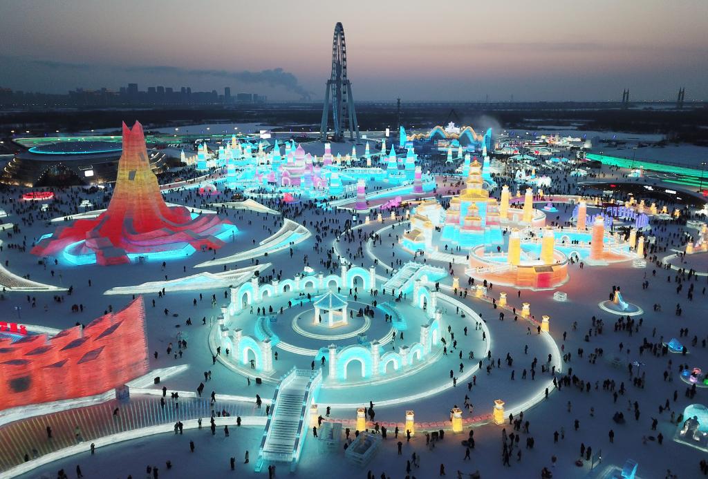 游客在哈尔滨冰雪大世界游玩（无人机照片，2024年1月5日摄）。新华社记者 王建威 摄