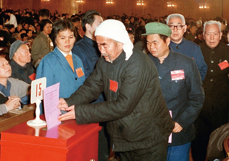 我国现行宪法于1982年12月4日由第五届全国人大第五次会议通过并公布施行。根据改革开放和社会主义现代化建设的实践和发展，全国人大于1988年、1993年、1999年、2004年、2018年先后5次作出必要的、也是十分重要的修正。图为出席第五届全国人民代表大会第五次会议的代表投票表决《中华人民共和国宪法》（资料照片）。 新华社发