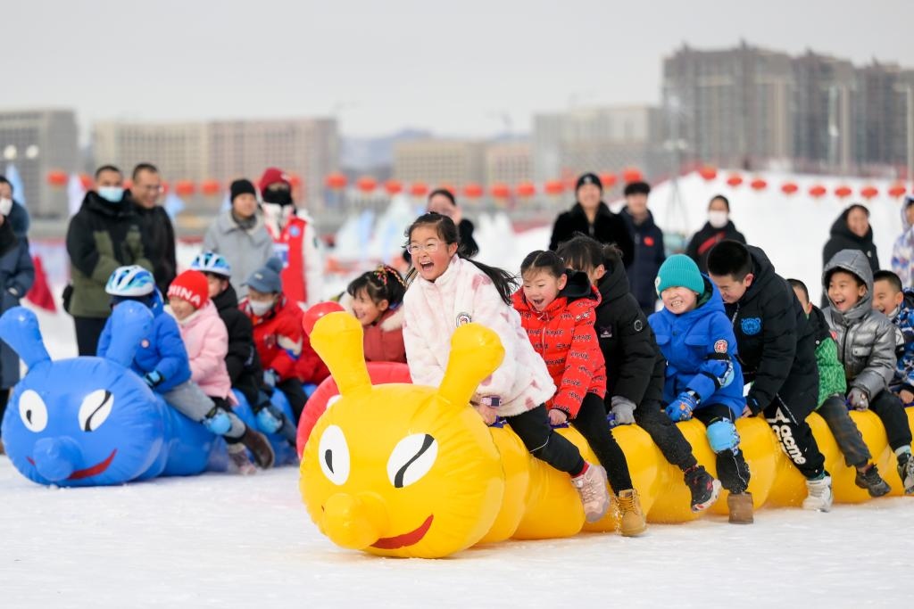 小朋友在呼和浩特市东河冰场参与冰雪亲子趣味运动会（2024年2月1日摄）。新华社记者 李志鹏 摄