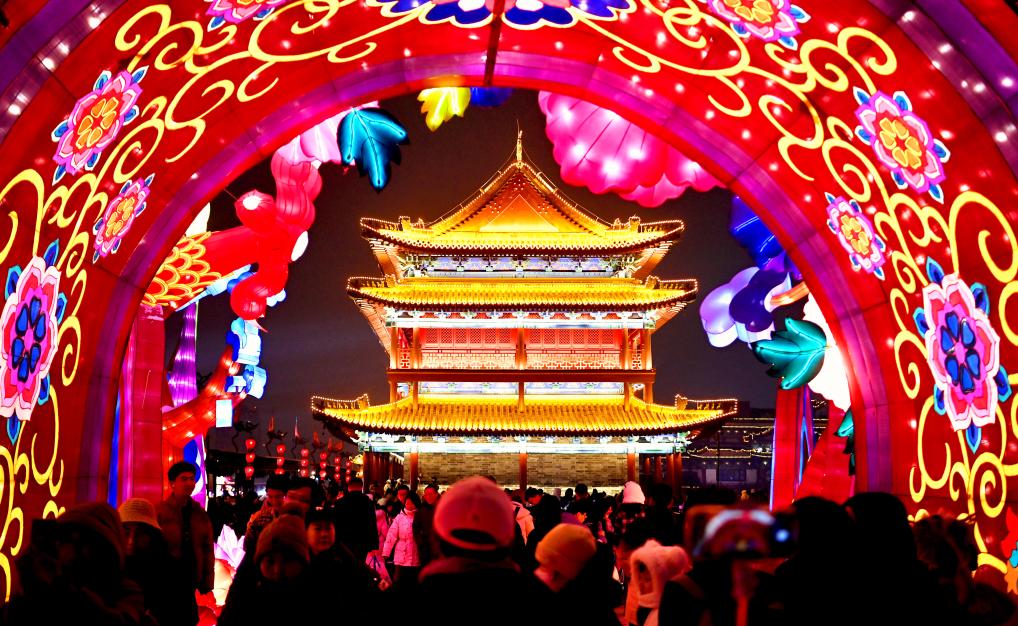 游客在西安城墙欣赏花灯。新华社记者邹竞一 摄
