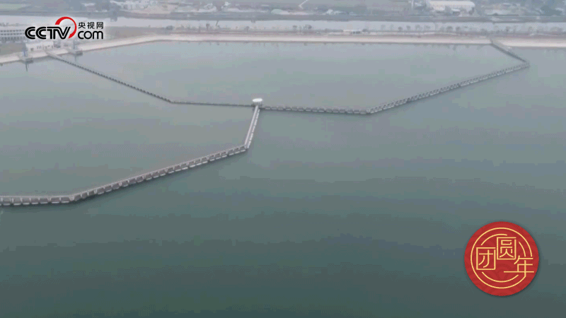 △西江潜地行，润泽大湾区。珠江三角洲水资源配置工程西起广东佛山顺德西江干流鲤鱼洲，穿越狮子洋，东至深圳公明水库，是世界上流量最大的长距离有压调水工程。