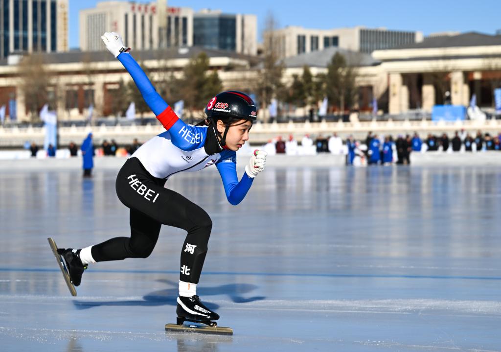 河北队选手许一凡在第十四届全国冬季运动会群众速度滑冰比赛4X200米混合接力比赛中（2024年1月14日摄）。新华社记者 贝赫 摄