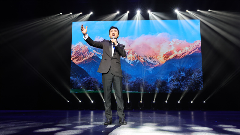 中国铁路文工团独唱演员、第十二届中国音乐金钟奖声乐（民族）唱法金奖获得者马小明演唱歌曲《天路》。张凯摄